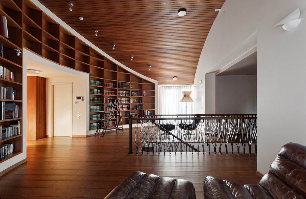 отделка потолка деревом, доска - планкен тик